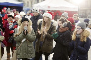 18.12.2016 Kielce. Kiermasz Miłosierdzia zorganizowany przez Caritas i TVP. / Jarosław Kubalski / Radio Kielce