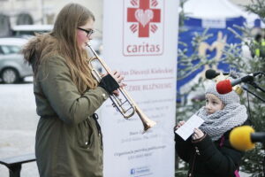 18.12.2016 Kielce. Kiermasz Miłosierdzia zorganizowany przez Caritas i TVP. / Jarosław Kubalski / Radio Kielce