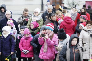 18.12.2016 Kielce. Kiermasz Miłosierdzia zorganizowany przez Caritas i TVP. / Jarosław Kubalski / Radio Kielce