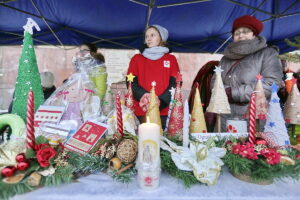 18.12.2016 Kielce. Kiermasz Miłosierdzia zorganizowany przez Caritas i TVP. / Jarosław Kubalski / Radio Kielce