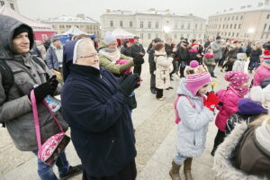 18.12.2016 Kielce. Kiermasz Miłosierdzia zorganizowany przez Caritas i TVP. / Jarosław Kubalski / Radio Kielce