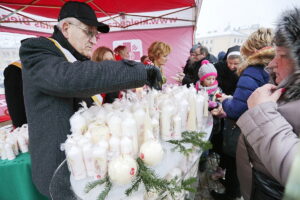 18.12.2016 Kielce. Kiermasz Miłosierdzia zorganizowany przez Caritas i TVP. / Jarosław Kubalski / Radio Kielce