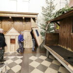 19.12.2016 Święty Krzyż. Pracownicy Kieleckiego Centrum Kultury budują szopkę bożonarodzeniową. / Jarosław Kubalski / Radio Kielce