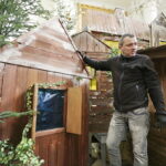 19.12.2016 Święty Krzyż. Pracownicy Kieleckiego Centrum Kultury budują szopkę bożonarodzeniową. / Jarosław Kubalski / Radio Kielce