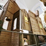 19.12.2016 Święty Krzyż. Pracownicy Kieleckiego Centrum Kultury budują szopkę bożonarodzeniową. / Jarosław Kubalski / Radio Kielce