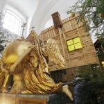 19.12.2016 Święty Krzyż. Pracownicy Kieleckiego Centrum Kultury budują szopkę bożonarodzeniową. / Jarosław Kubalski / Radio Kielce