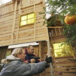 19.12.2016 Święty Krzyż. Pracownicy Kieleckiego Centrum Kultury budują szopkę bożonarodzeniową. / Jarosław Kubalski / Radio Kielce