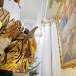 19.12.2016 Święty Krzyż. Pracownicy Kieleckiego Centrum Kultury budują szopkę bożonarodzeniową. / Jarosław Kubalski / Radio Kielce