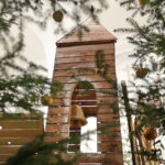 19.12.2016 Święty Krzyż. Pracownicy Kieleckiego Centrum Kultury budują szopkę bożonarodzeniową. / Jarosław Kubalski / Radio Kielce