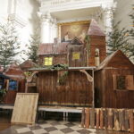 19.12.2016 Święty Krzyż. Pracownicy Kieleckiego Centrum Kultury budują szopkę bożonarodzeniową. / Jarosław Kubalski / Radio Kielce