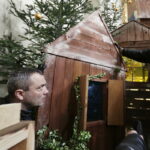 19.12.2016 Święty Krzyż. Pracownicy Kieleckiego Centrum Kultury budują szopkę bożonarodzeniową. / Jarosław Kubalski / Radio Kielce