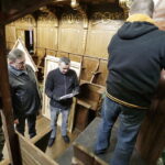 19.12.2016 Święty Krzyż. Pracownicy Kieleckiego Centrum Kultury budują szopkę bożonarodzeniową. / Jarosław Kubalski / Radio Kielce