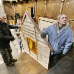 19.12.2016 Święty Krzyż. Pracownicy Kieleckiego Centrum Kultury budują szopkę bożonarodzeniową. / Jarosław Kubalski / Radio Kielce