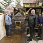 19.12.2016 Święty Krzyż. Pracownicy Kieleckiego Centrum Kultury budują szopkę bożonarodzeniową. / Jarosław Kubalski / Radio Kielce