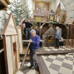 19.12.2016 Święty Krzyż. Pracownicy Kieleckiego Centrum Kultury budują szopkę bożonarodzeniową. / Jarosław Kubalski / Radio Kielce