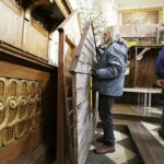 19.12.2016 Święty Krzyż. Pracownicy Kieleckiego Centrum Kultury budują szopkę bożonarodzeniową. / Jarosław Kubalski / Radio Kielce