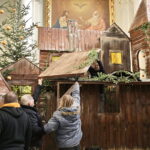 19.12.2016 Święty Krzyż. Pracownicy Kieleckiego Centrum Kultury budują szopkę bożonarodzeniową. / Jarosław Kubalski / Radio Kielce