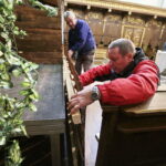 19.12.2016 Święty Krzyż. Pracownicy Kieleckiego Centrum Kultury budują szopkę bożonarodzeniową. / Jarosław Kubalski / Radio Kielce