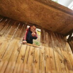 19.12.2016 Święty Krzyż. Pracownicy Kieleckiego Centrum Kultury budują szopkę bożonarodzeniową. / Jarosław Kubalski / Radio Kielce