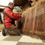 19.12.2016 Święty Krzyż. Pracownicy Kieleckiego Centrum Kultury budują szopkę bożonarodzeniową. / Jarosław Kubalski / Radio Kielce