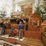 19.12.2016 Święty Krzyż. Pracownicy Kieleckiego Centrum Kultury budują szopkę bożonarodzeniową. / Jarosław Kubalski / Radio Kielce