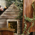 19.12.2016 Święty Krzyż. Pracownicy Kieleckiego Centrum Kultury budują szopkę bożonarodzeniową. / Jarosław Kubalski / Radio Kielce