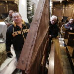 19.12.2016 Święty Krzyż. Pracownicy Kieleckiego Centrum Kultury budują szopkę bożonarodzeniową. / Jarosław Kubalski / Radio Kielce