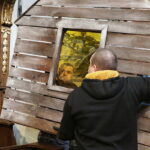 19.12.2016 Święty Krzyż. Pracownicy Kieleckiego Centrum Kultury budują szopkę bożonarodzeniową. / Jarosław Kubalski / Radio Kielce