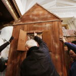 19.12.2016 Święty Krzyż. Pracownicy Kieleckiego Centrum Kultury budują szopkę bożonarodzeniową. / Jarosław Kubalski / Radio Kielce