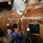 19.12.2016 Święty Krzyż. Pracownicy Kieleckiego Centrum Kultury budują szopkę bożonarodzeniową. / Jarosław Kubalski / Radio Kielce