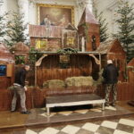 19.12.2016 Święty Krzyż. Pracownicy Kieleckiego Centrum Kultury budują szopkę bożonarodzeniową. / Jarosław Kubalski / Radio Kielce