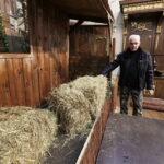 19.12.2016 Święty Krzyż. Pracownicy Kieleckiego Centrum Kultury budują szopkę bożonarodzeniową. / Jarosław Kubalski / Radio Kielce