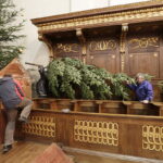 19.12.2016 Święty Krzyż. Pracownicy Kieleckiego Centrum Kultury budują szopkę bożonarodzeniową. / Jarosław Kubalski / Radio Kielce