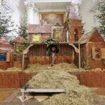 19.12.2016 Święty Krzyż. Pracownicy Kieleckiego Centrum Kultury budują szopkę bożonarodzeniową. / Jarosław Kubalski / Radio Kielce