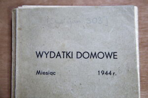 29.12.2016. Kielce. Książka Arkadego Fiedlera "Dywizjon 303" z 1944 roku. / Jarosław Kubalski / Radio Kielce