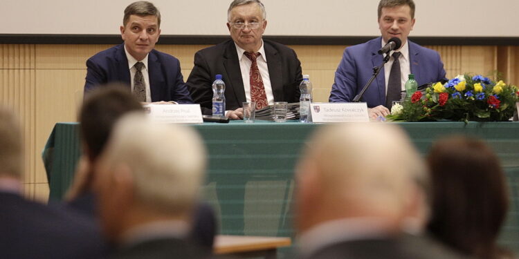 Radni podzieleni, ale budżet województwa przyjęty - Radio Kielce 29.12.2016 Kielce. Sesja Sejmiku Województwa Świętokrzyskiego. Andrzej Pruś, Tadeusz Kowalczyk i Arkadiusz Bąk. / Jarosław Kubalski / Radio Kielce