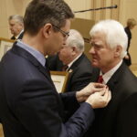 29.12.2016 Kielce. Sesja Sejmiku Województwa Świętokrzyskiego. Wręczenie Odznaki Honorowej Województwa Świętokrzyskiego dla Ryszarda Zycha. / Jarosław Kubalski / Radio Kielce