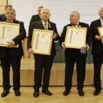 29.12.2016 Kielce. Sesja Sejmiku Województwa Świętokrzyskiego. Odznaki Honorowe Województwa Świętokrzyskiego otrzymali Jerzy Białobok, Bernard Jasiewicz, Marcin Majcher i Ryszard Zych. / Jarosław Kubalski / Radio Kielce