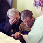 24.12.2016 Kielce. Wigilia dla ubogich, bezdomnych i samotnych w Wojewódzkim Domu Kultury. / Jarosław Kubalski / Radio Kielce