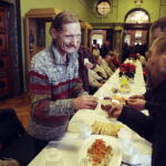 24.12.2016 Kielce. Wigilia dla ubogich, bezdomnych i samotnych w Wojewódzkim Domu Kultury. / Jarosław Kubalski / Radio Kielce