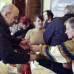 24.12.2016 Kielce. Wigilia dla ubogich, bezdomnych i samotnych w Wojewódzkim Domu Kultury. / Jarosław Kubalski / Radio Kielce