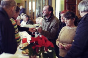 24.12.2016 Kielce. Wigilia dla ubogich, bezdomnych i samotnych w Wojewódzkim Domu Kultury. / Jarosław Kubalski / Radio Kielce