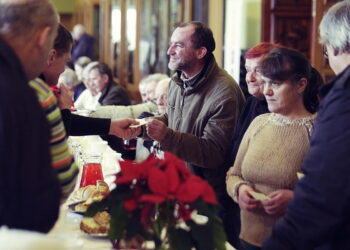 24.12.2016 Kielce. Wigilia dla ubogich, bezdomnych i samotnych w Wojewódzkim Domu Kultury. / Jarosław Kubalski / Radio Kielce