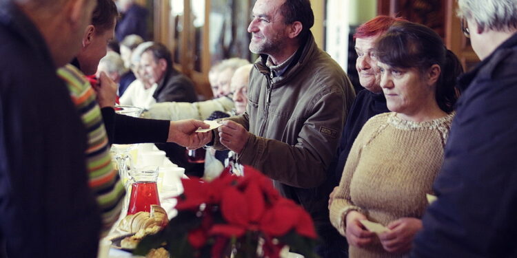 24.12.2016 Kielce. Wigilia dla ubogich, bezdomnych i samotnych w Wojewódzkim Domu Kultury. / Jarosław Kubalski / Radio Kielce