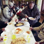 24.12.2016 Kielce. Wigilia dla ubogich, bezdomnych i samotnych w Wojewódzkim Domu Kultury. / Jarosław Kubalski / Radio Kielce