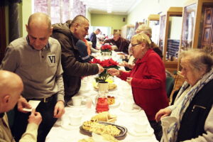 24.12.2016 Kielce. Wigilia dla ubogich, bezdomnych i samotnych w Wojewódzkim Domu Kultury. / Jarosław Kubalski / Radio Kielce