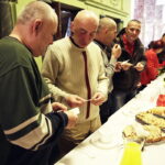 24.12.2016 Kielce. Wigilia dla ubogich, bezdomnych i samotnych w Wojewódzkim Domu Kultury. / Jarosław Kubalski / Radio Kielce