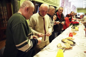 24.12.2016 Kielce. Wigilia dla ubogich, bezdomnych i samotnych w Wojewódzkim Domu Kultury. / Jarosław Kubalski / Radio Kielce