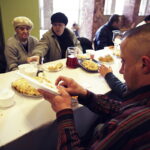 24.12.2016 Kielce. Wigilia dla ubogich, bezdomnych i samotnych w Wojewódzkim Domu Kultury. / Jarosław Kubalski / Radio Kielce