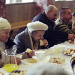 24.12.2016 Kielce. Wigilia dla ubogich, bezdomnych i samotnych w Wojewódzkim Domu Kultury. / Jarosław Kubalski / Radio Kielce